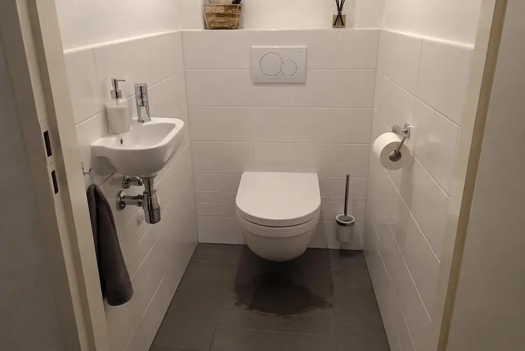 Lekdetectie Lelystad – natte vloer bij een toilet
