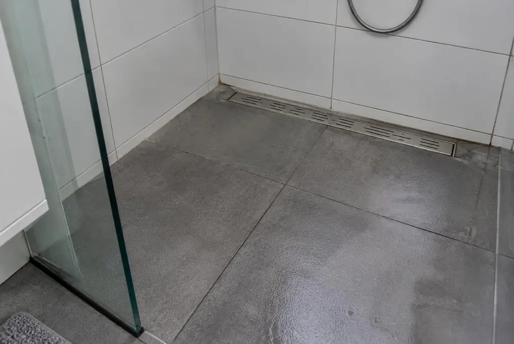 Lekdetectie Lelystad – lekkende inloopdouche met natte voegen