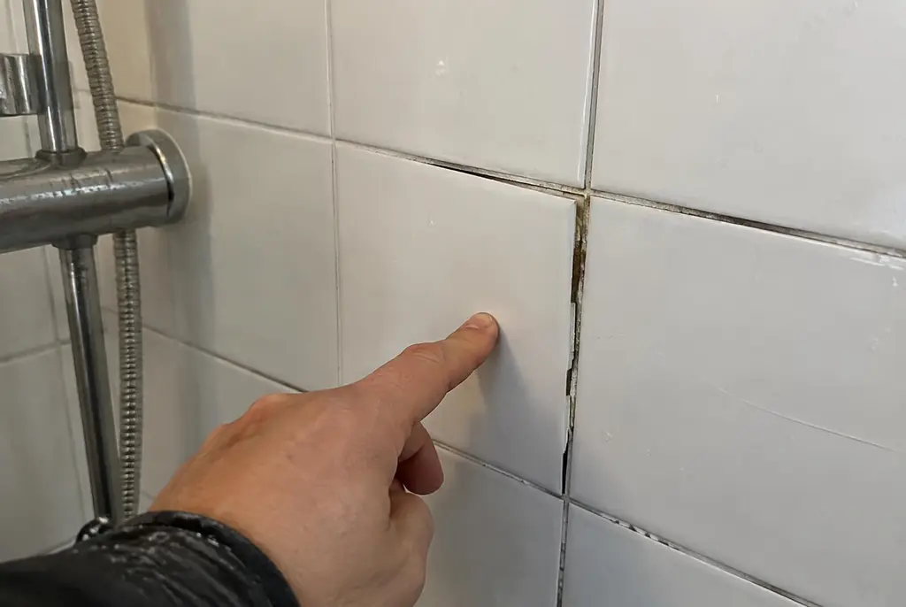 Lekdetectie Lelystad – losse, holle badkamertegels door een lekkage
