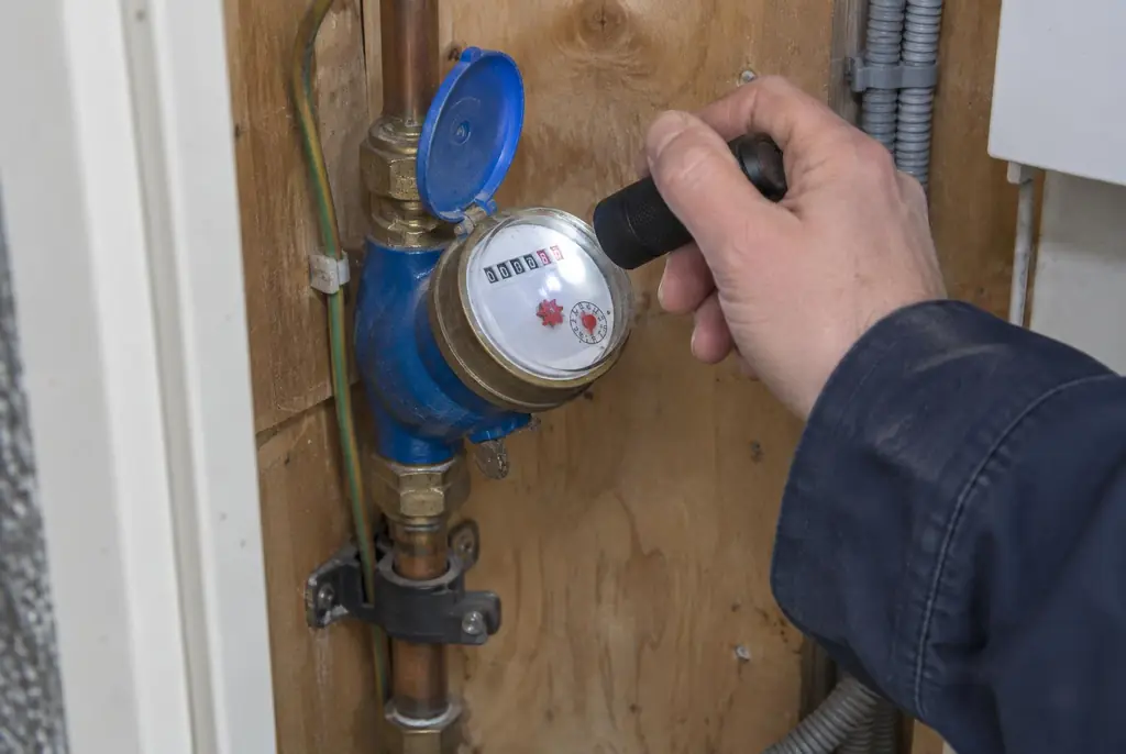 Lekdetectie Lelystad – watermeter in de meterkast controleren met een zaklamp